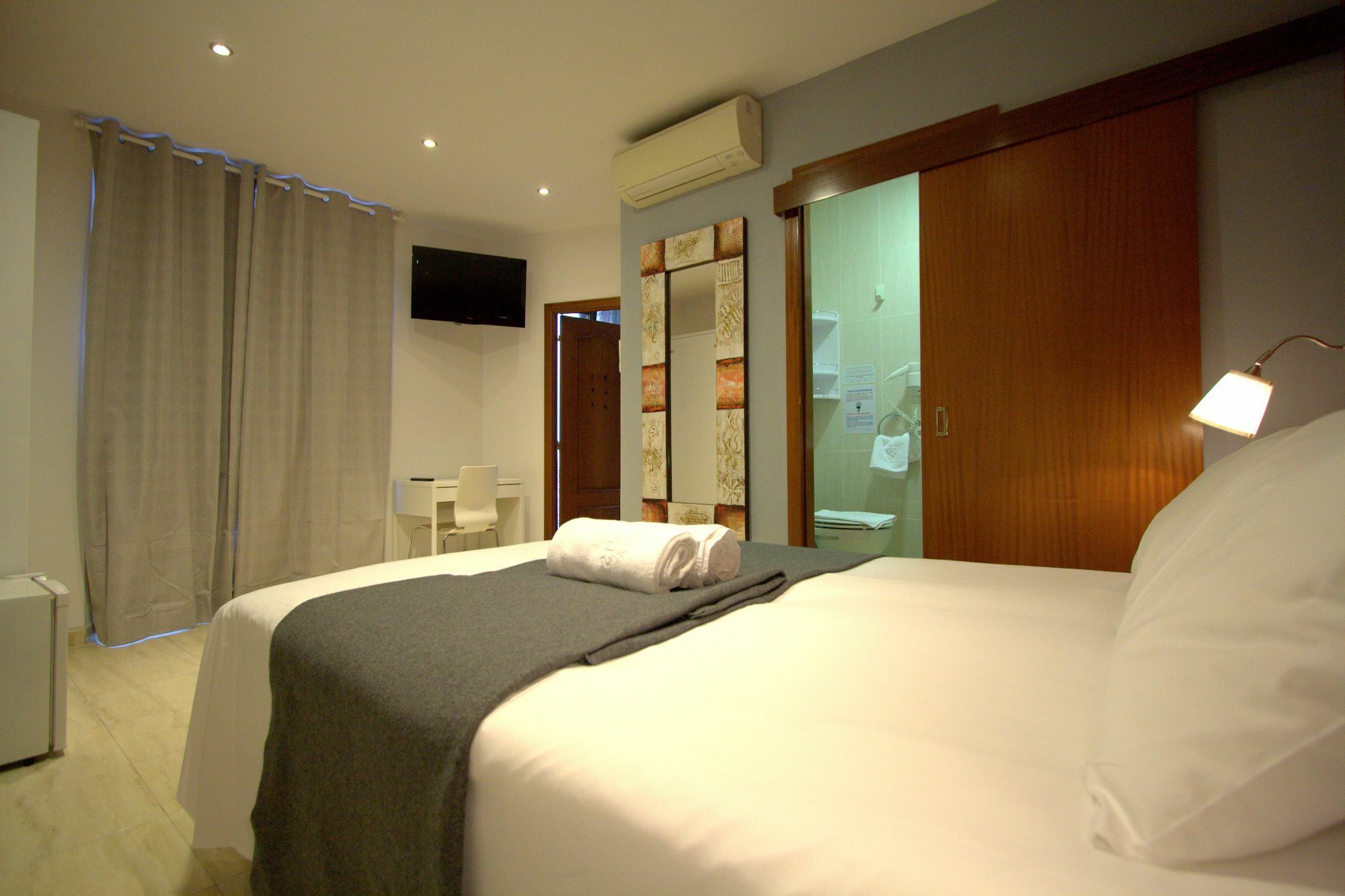 Hostel Artistic บาร์เซโลนา ภายนอก รูปภาพ